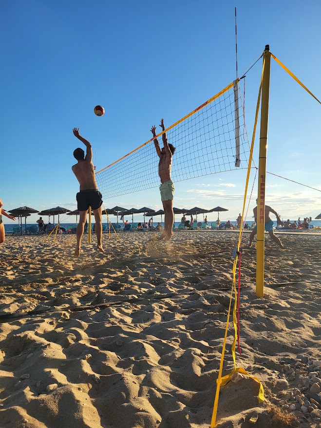 Μπλοκ στο φιλέ σε αγώνα beach volley το απόγευμα