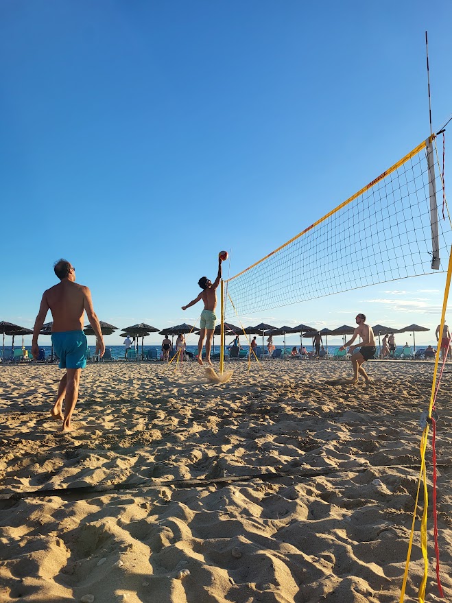 Επιθετικό άλμα στο φιλέ σε αγώνα beach volley, με τη θάλασσα στο βάθος